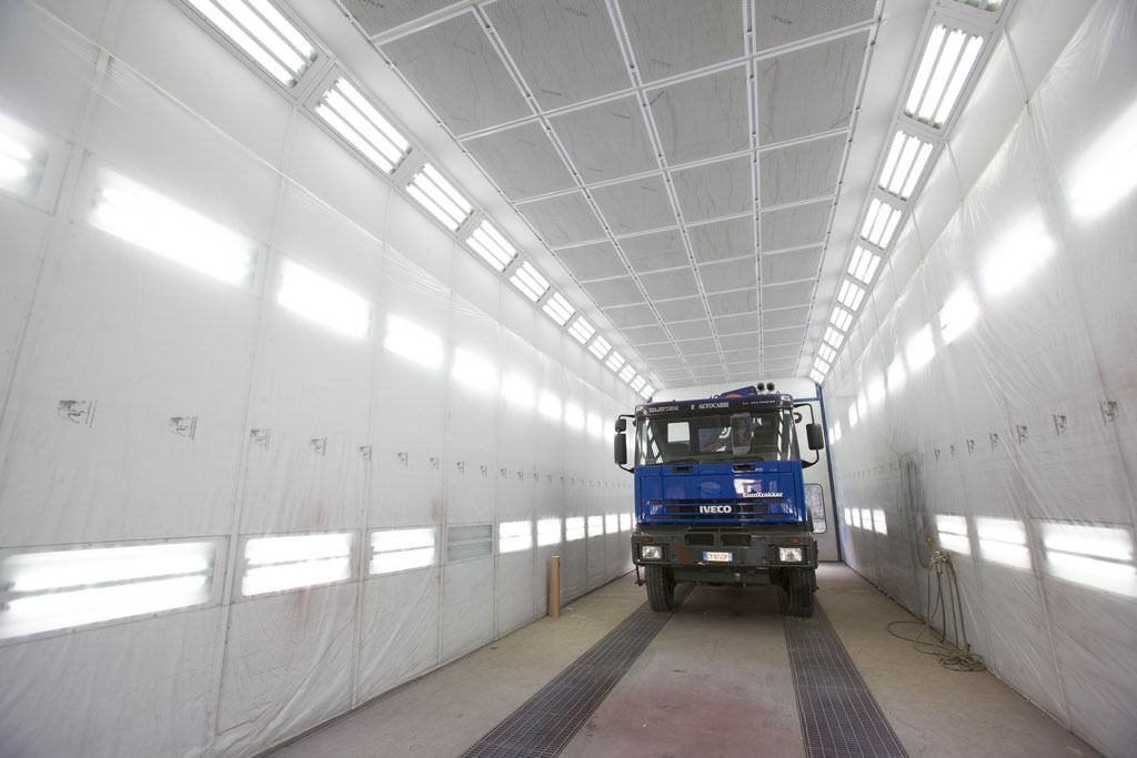 Interno della cabina di verniciatura